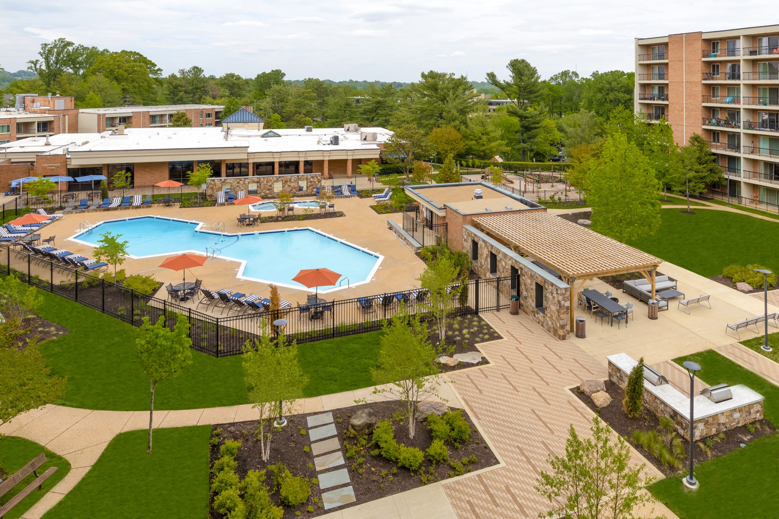 FallsGreen_Ext_Amenities_Courtyard_052020 (2)